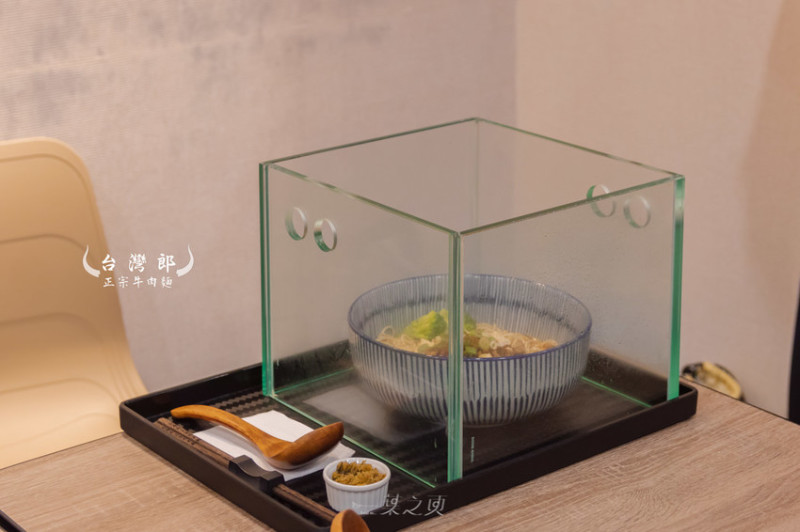 台灣郎正宗牛肉麵,熱油一潑,爆出傳統和新潮間的濃郁椒麻香氣