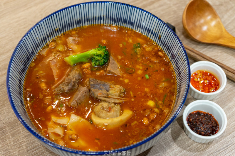 松江南京美食》台灣郎正宗牛肉麵 牛大骨熬煮三天三夜湯頭加上美國進口牛肉 不可錯過的手工高麗菜豬肉水餃 - 艾莉絲愛旅行