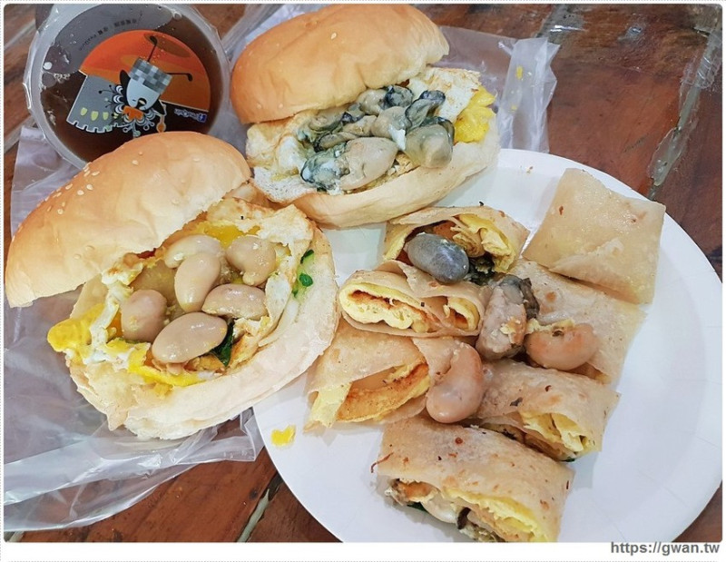 台南超狂痛風早餐！！漢堡這次不夾肉排，通通變成雞佛和蚵仔，連超補的雙拼都能點