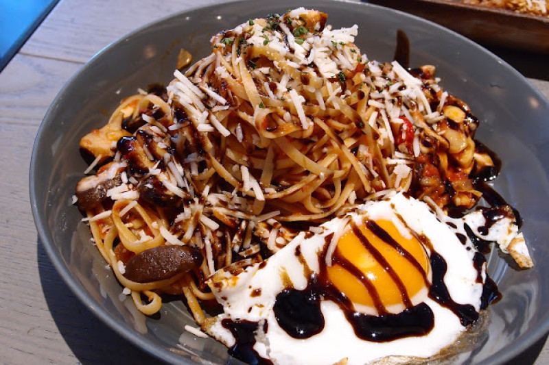 酒醋+帕瑪森起司＝讚！《Gonna共樂遊》太陽蛋酒醋野菇麵
