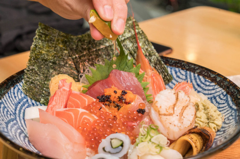 信義區最佛心的豪華海鮮丼｜安吉食堂 百元商業午餐、永春站美食、平價日本料理
