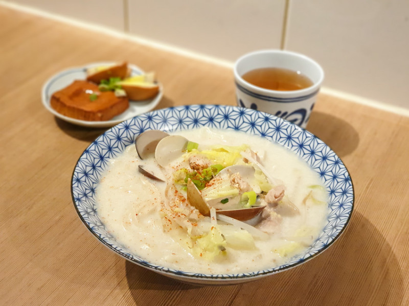高雄美食||麵食Mavetu-市場裡的隱藏美食，日系風格的麵店，還有加入豆漿燉煮的蛤蠣雞湯麵||新興區、信義國小站