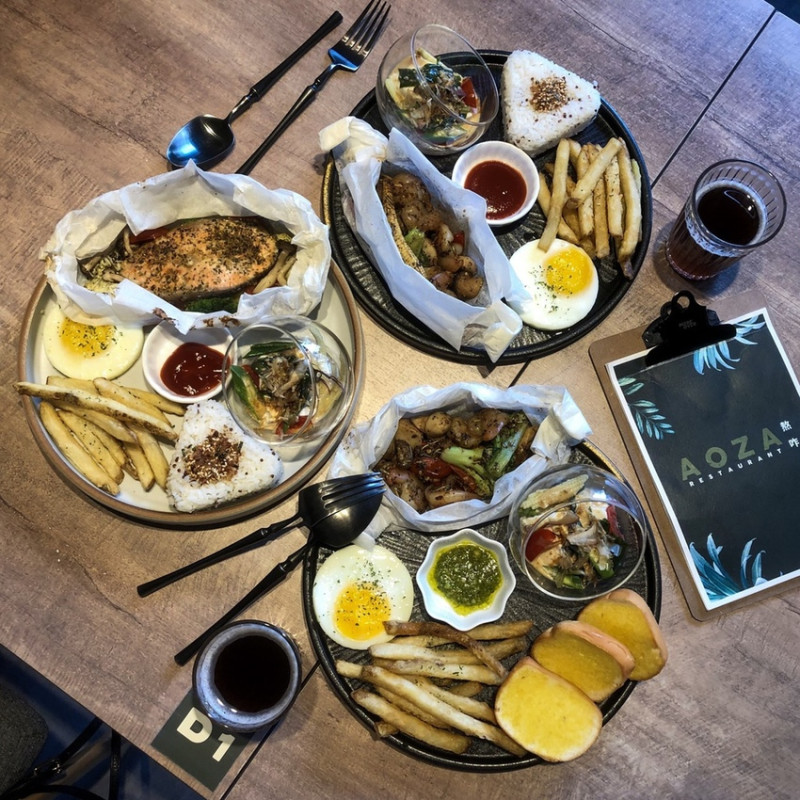 台中西區 ‧ 早午餐 | AOZA 熬咋| 新開幕的早午餐~主打紙包料理及飯糰!植物與工業風裝潢完美結合~環境氣氛都舒適