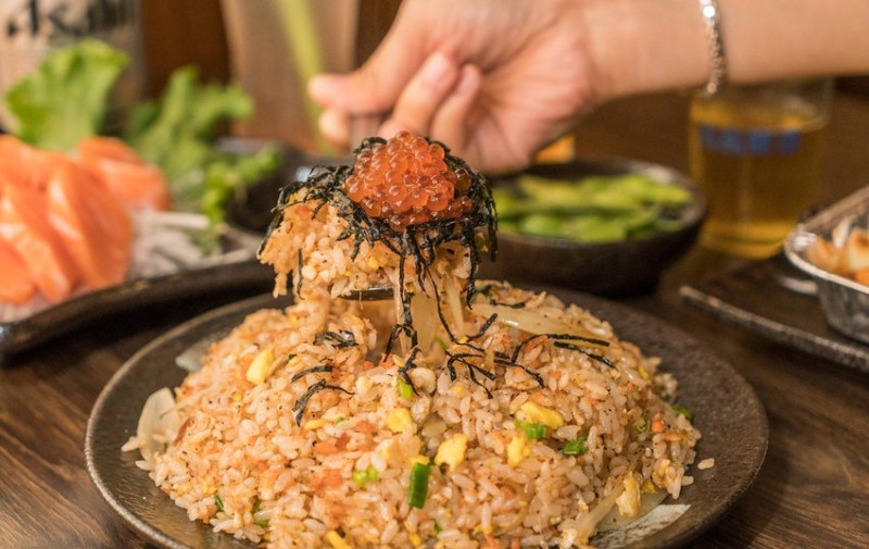 板橋濃濃日本味的美味居酒屋 老串角居酒屋-江翠店 美味推薦：生魚片、午仔魚一夜干、日式麻糬 