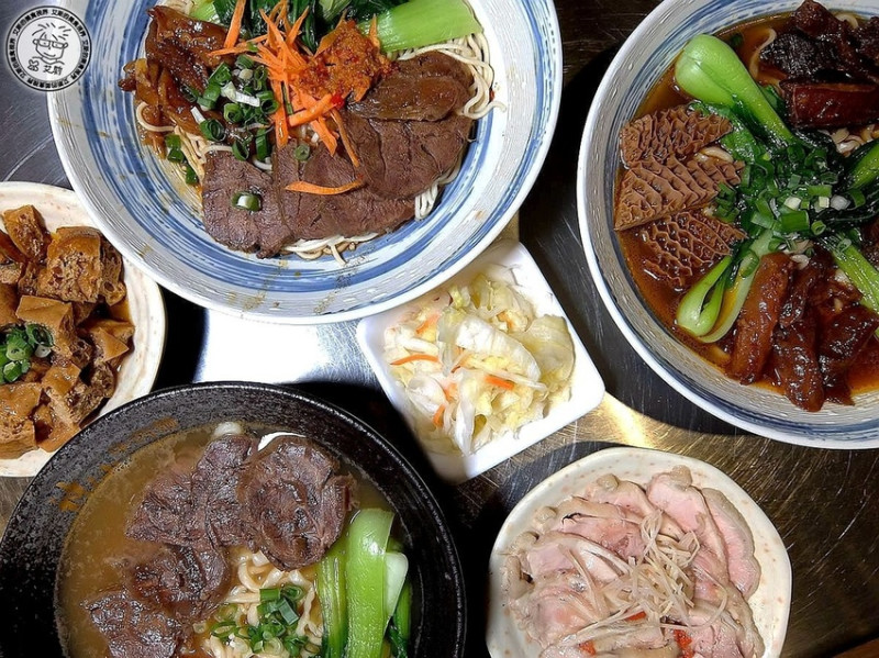 [牛肉麵．手搖飲]終於找到第一家日本人做成泡麵的牛肉麵店．嚴選腱子心一頭牛只能做七碗牛肉麵真是狂．神仙牛肉麵