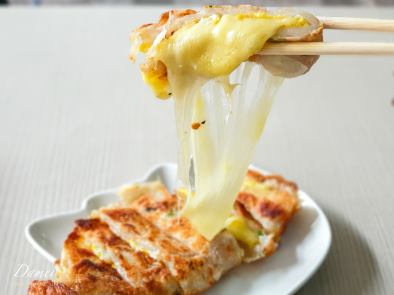 高雄三民｜萬川早餐店-古早味蛋餅搭配起司加倍超浮誇拉絲