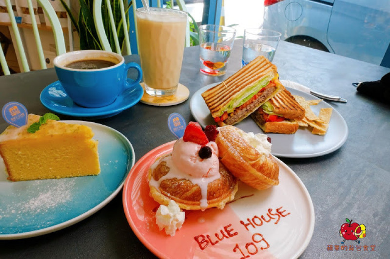 [食記] 新竹北區 - 藍屋子109號 特色咖啡廳 厚牛肉排帕尼尼 鬆軟可頌脆皮甜甜圈 在文青咖啡廳度過悠閒美好早晨