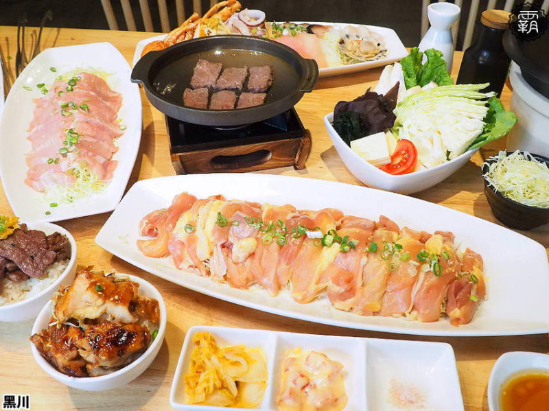 黑川ステーキライス，全新黑色建築外觀，主打板燒牛排跟壽喜燒，滿滿日式燈籠點綴氣氛！