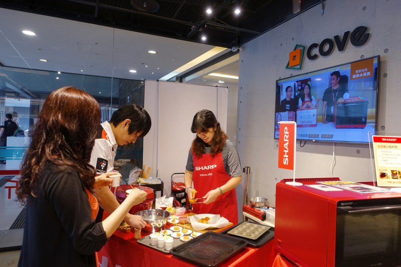 COVEx夏普展演活動，捷運小巨蛋站智慧生活館，結合咖啡店、家電體驗、廚藝教室、精選生活好物、特賣會，有網美牆打卡的主題式情境賣場