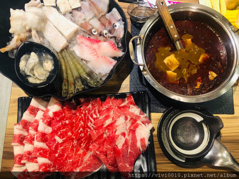 圓圓家愛吃貨-《板橋美食》拾天日式吃到飽涮涮鍋，價格平價cp值超高，麻辣湯頭你一定要來試試看