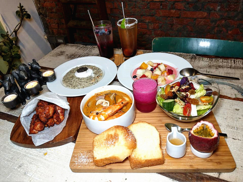 「民生社區早午餐」【松果院子 Restaurant Pinecone 】工業風與溫馨時尚並重的用餐環境，餐點樸實無華卻美味，生意超好！