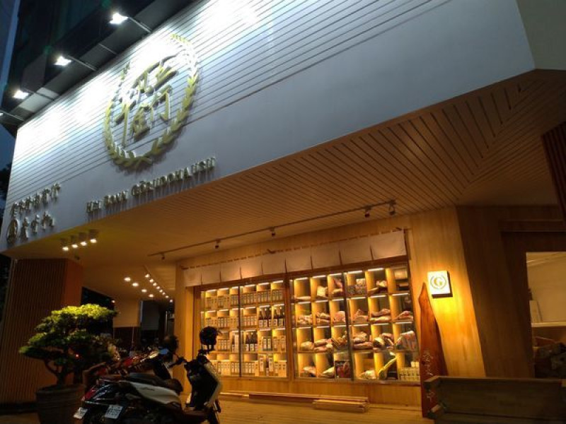 [高雄美食] 平凡五金行-和風生鮮超市x高級肉品現買現吃/ 免費火鍋料理區