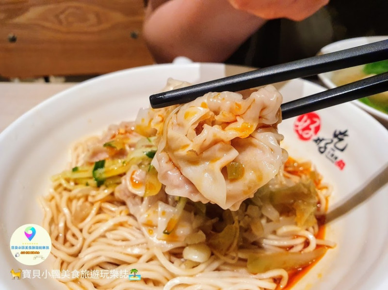 [食]台北 皮薄、肉鮮好吃的大餛飩 口感超滿足 微風三總商店街 好好吃 大餛飩