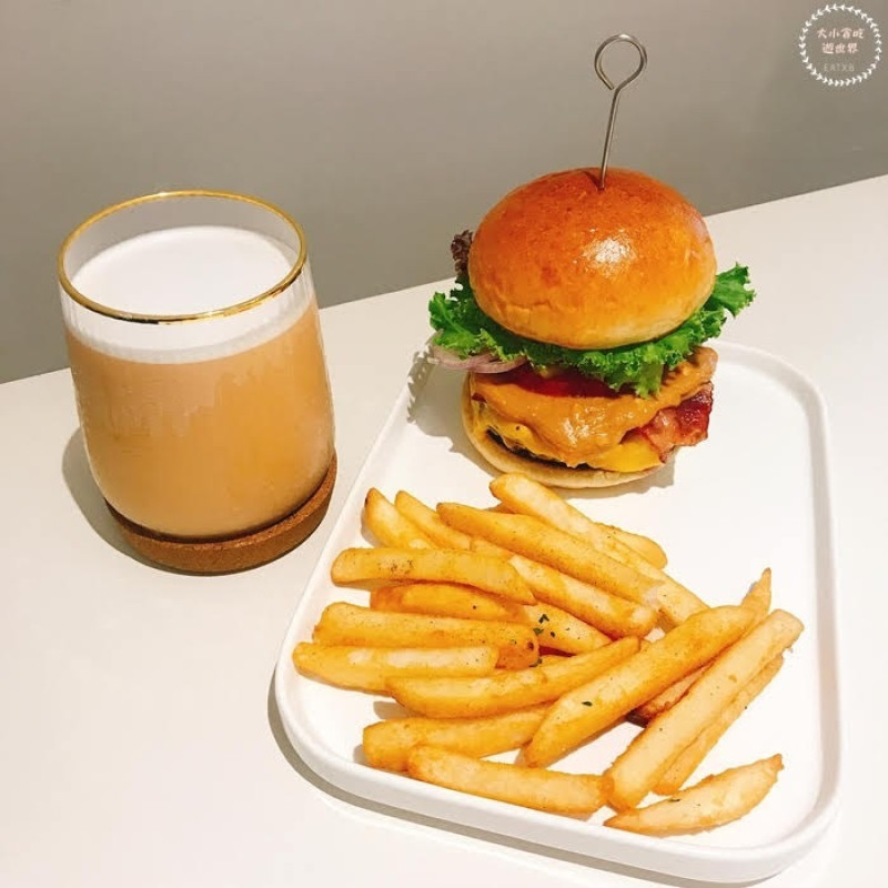 藏室HiddenBurger-新北淡水-藏在英專路巷弄的美式餐廳，推薦草莓乳酪手工製作牛肉漢堡，文末有菜單
