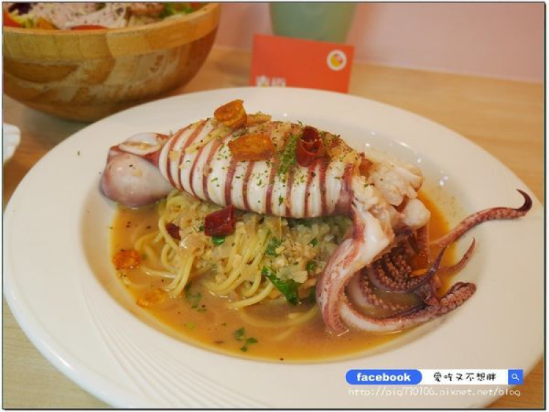 【新北新莊/美食】主廚每日現熬醬汁，只給你最天然的食材！霸氣整隻魷魚上桌CP值無限高！新莊平價義式料理推薦~義倆義式廚房