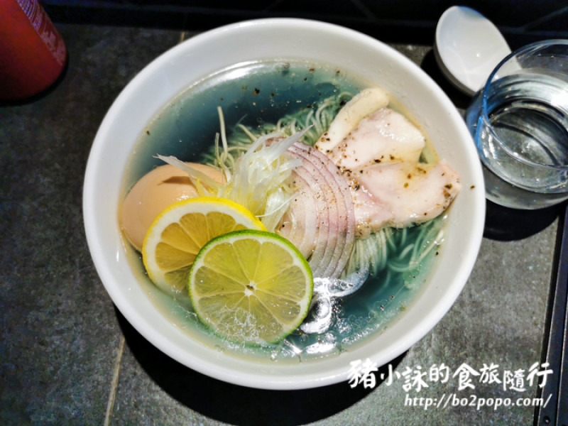 台北。大安》真劍拉麵，夢幻藍湯底雞湯拉麵 - 豬小詠的食旅隨行