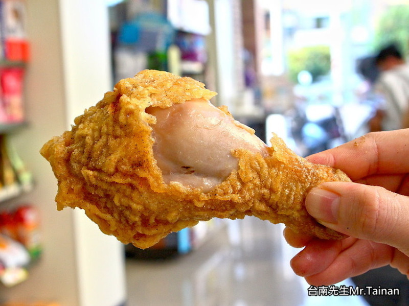 台南炸雞／下午才營業只賣3小時／從小攤販賣到開店面／低調小店一賣20多年／每日限量一開店就排隊／在地人從小吃到大－「老陳炸雞」