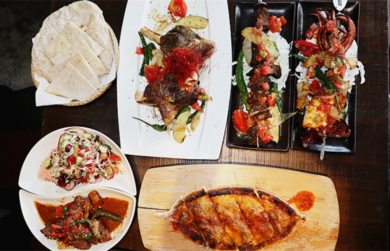 「公館串燒pita聚會餐廳」【西西里克中東串燒】囊括中東各國美食，什麼都想嘗嘗！「4人分享餐」+「約旦沙漠烤羊腿」十足的中東沙漠風情，彷彿穿越一大片荒漠，飢腸轆轆，迫不急待！