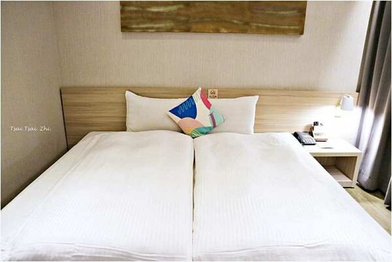 [台中住宿]Unique Hotel-微笑73旅店|充滿童趣和美式風格的裝潢的旅店，近台中車站