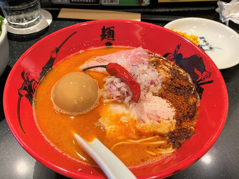 【台中 拉麵】麵屋武藏 雞豚混雙打出濃郁醇厚湯頭清爽白湯，舒肥雞肉叉燒讚！！