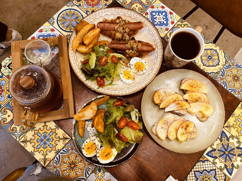 【台中 早餐】人家是女生，另類文青早餐店結合堂本麵包鋪酸種的特色早餐，每道都是經典款