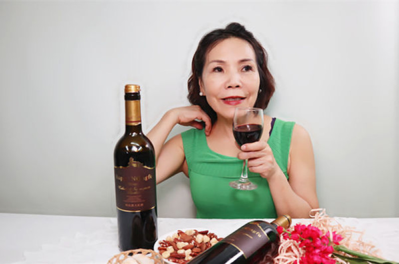 【哈比農夫】「莊園紅酒禮盒」，古樸高質感木箱裝載，典雅沉穩，紅葡萄酒香中微微果香帶甜，非常圓潤順口，適合餐前開胃酒，是一份自己品嘗，餽贈兩相宜的優雅好禮！