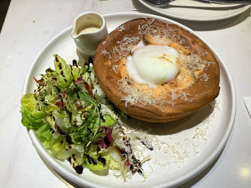 【台北 美食】petit doux 微兜 Café Bistro 京站店，蛋糕口感的瓦帕鬆餅最襯粉色空間的魔法幸福感