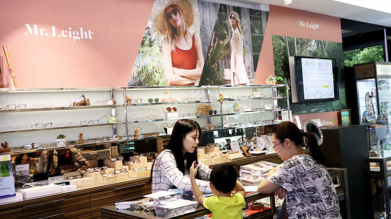 「竹北優視力光學」【邑明光學眼鏡】，透過德國蔡司「前導波高階像差分析儀」驗光檢測分析，快速準確的解密每個人的眼鏡數據，提供個人化處方及蔡司鏡片，果然擁有清晰鮮明的視覺享受！ 