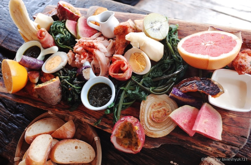 ｜關於美食（台東 x 我在玩-玩冰箱）｜禾乃氏口袋食堂分享日誌－東海岸最夢幻路邊攤，超豐盛木盤原野風早午餐。