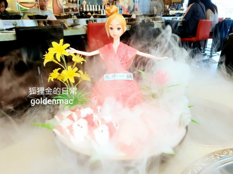 台中美食 │ 九牛一鍋燒烤 超霸氣近兩百種食材 比臉大牛排也是無限量 圖多百樣食材一次看到爽 迴轉式火烤兩吃吃到飽