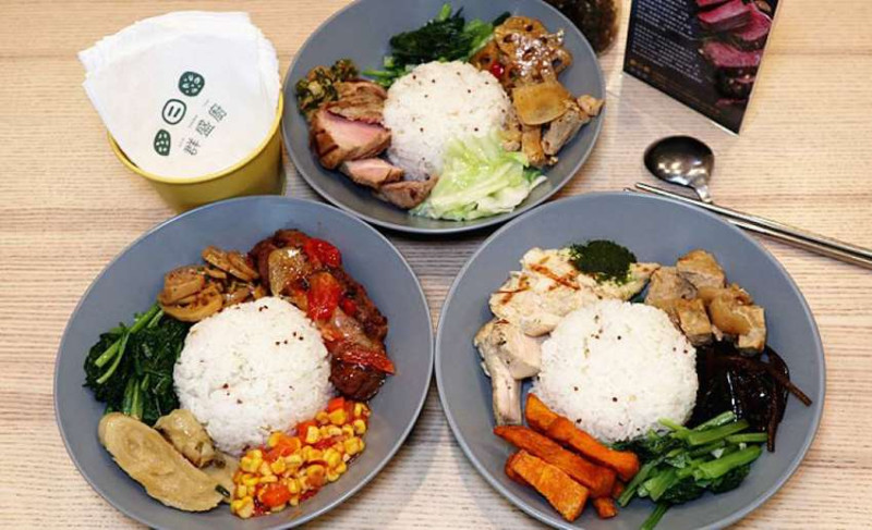 「內湖便當舒肥低溫烹調」【群盛廚・餐盒】以水果的酵素醃製，軟化肉質，再搭配低溫烹調，吃起來肉質軟嫩帶有肉汁，另有「法式低溫真空包」販售，回家自己煎蒸烤炸，輕鬆上菜！