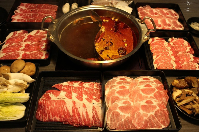 【新莊火鍋推薦】捷運新莊站火鍋吃到飽/麻辣鴛鴦鍋吃到飽火鍋/獨家研發黑蒜湯底/新莊美食/新莊麻辣鍋推薦-文岩文 岩燒蜀辣鴛鴦鍋