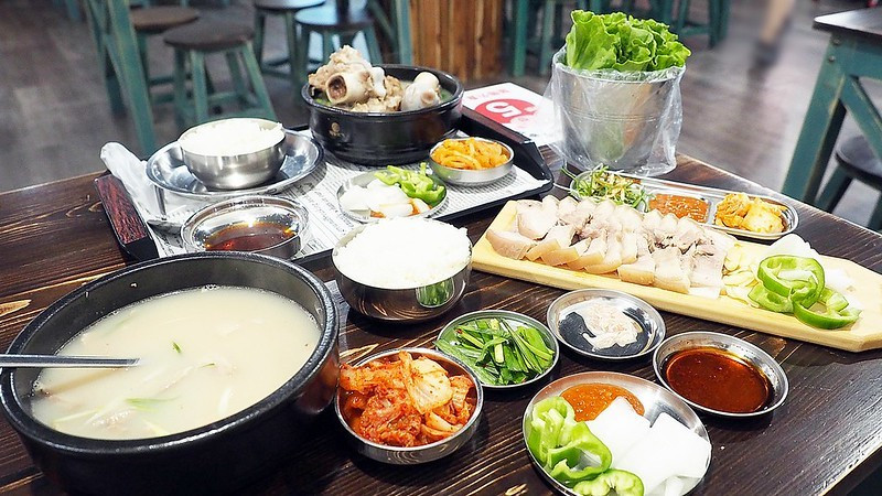 【高雄│新興】小月豬肉湯飯專賣店│大骨細熬12小時的美味！韓國釜山特色美食高雄也能吃得到（附菜單價位）