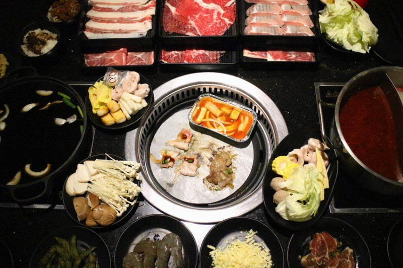 金大鋤壽喜燒成大店【小蒙牛集團】：台南高ＣＰ值壽喜燒吃到飽，只要369元起，壽喜燒火鍋烤肉無限放題｜成大美食.台南吃到飽餐廳推薦 - 進食的巨鼠