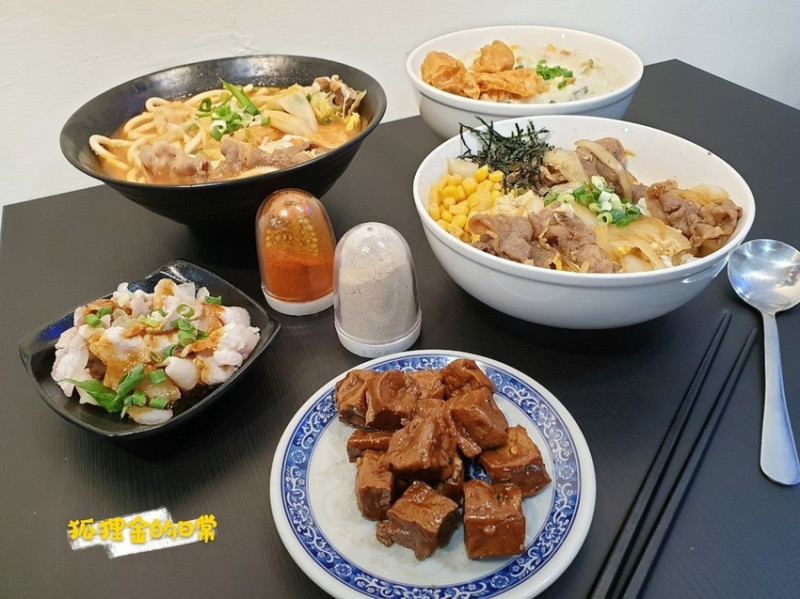台中南屯 │ 初本粥舖東興店 二十種粥品 烏龍麵 日式丼飯 份量十足 寵物友善餐廳