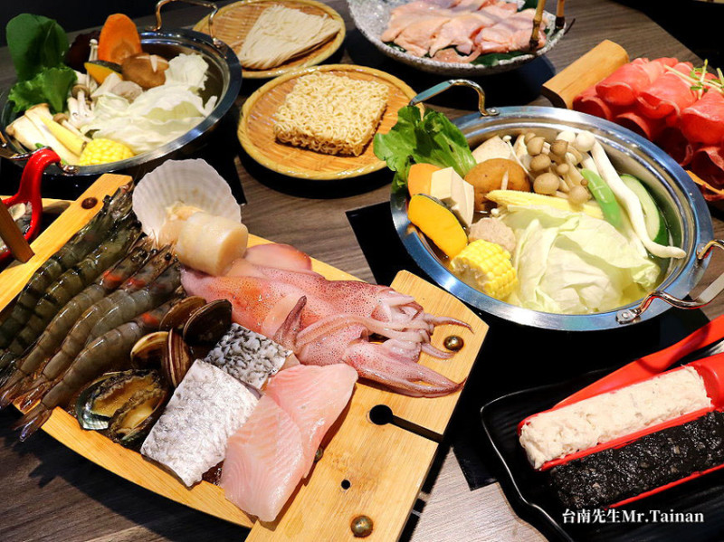 台南火鍋／現點現切不用組合肉／嚴選食材不用火鍋料／飲品、冰淇淋無限暢飲／天然食材雞骨+蔬果熬湯／FB打卡送黑毛豬或牛五花／份量實在物超所值／服務細心親切不收服務費