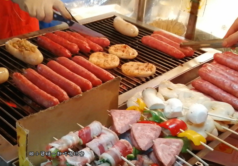 【通化夜市美食記】大花香腸 臨江街觀光夜市必吃美食小吃 飄香超過30年的老字號 老饕也戒不掉的平民小吃 炭烤香腸 大腸包小腸 烤肉串