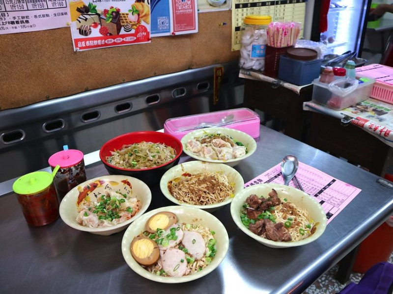 林媽媽意麵：台南二中附近的銅板價美味意麵老店，超大份量讓你吃飽飽大滿足｜必吃蝦仁餛飩，吃得到整尾鮮蝦超驚喜｜台南麵店推薦.銅板美食.熊貓外送店家 - 進食的巨鼠