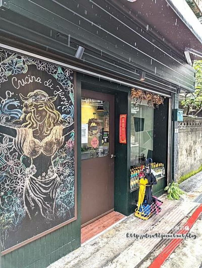 台北松山-[花滔廚房 La Cucina di Flora] 小巨蛋站5分鐘，各式義大利麵道地美味，甜蜜經典義大利甜點卡諾里捲，靜巷中溫馨精緻義式餐酒館