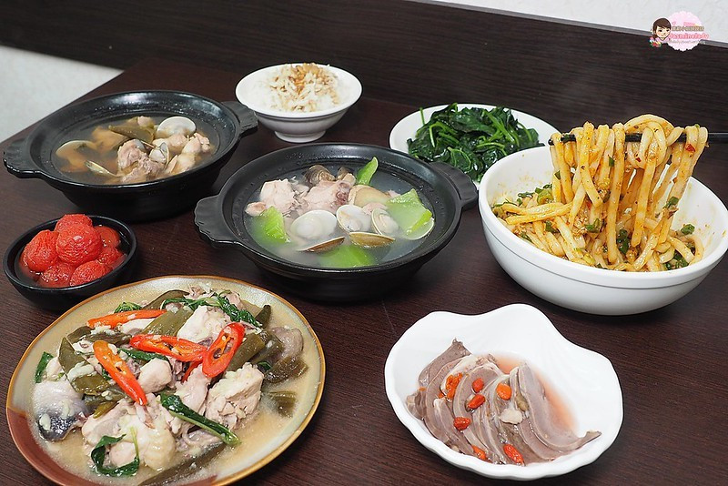 【高雄│苓雅】小松迷你土雞鍋│暖心暖胃、清爽不膩、超過20款選擇個人土雞鍋推薦！（附菜單價位）