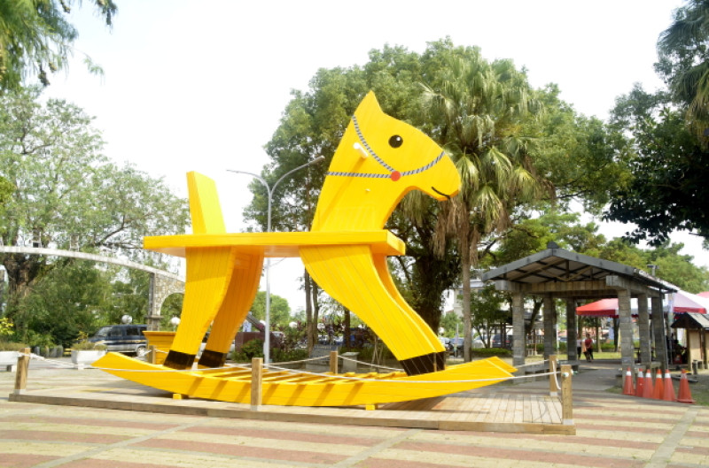 兒童節快報！只有宜蘭三星鄉小朋友才有！搖搖洛克馬DIY紙模型好吸睛！