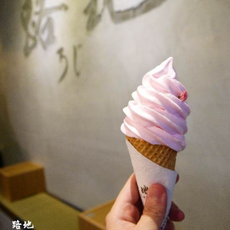 巷弄內的霜淇淋店"路地ろじ手作冰菓子"，季節限定櫻花口味～              