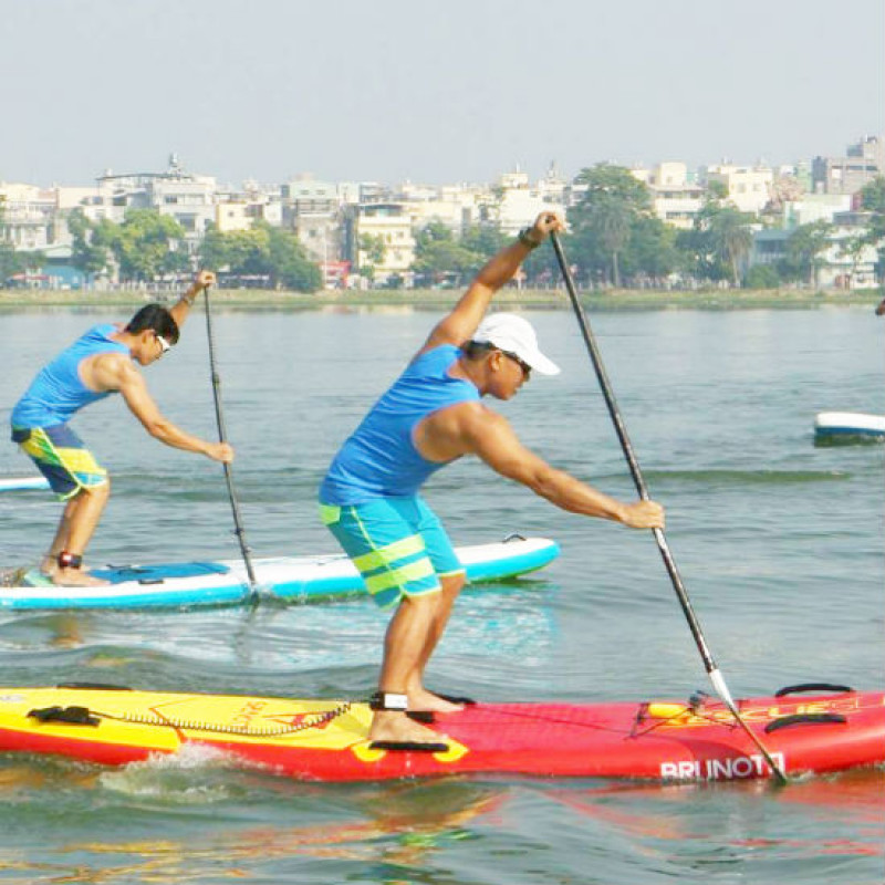 去高雄蓮池潭居然可以做水上運動！獨木舟、立式划槳、水上彈跳隨你選，運動觀光現在就開始！