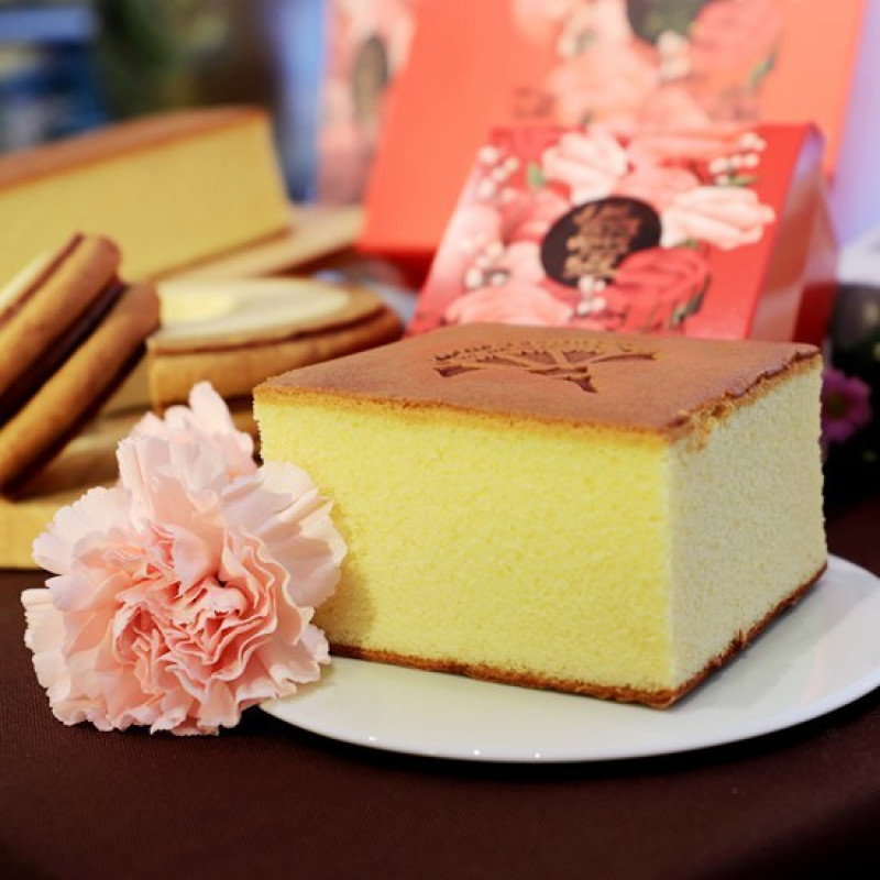 媽媽最愛的蛋糕就是這款！金格食品與時尚教父李明川跨界合作，推出母親節限量時尚款花藝提籃蛋糕，絕對讓媽媽甜到心花朵朵開。