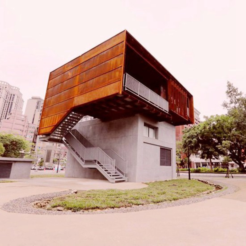 新竹市的男孩看過來！最新浪漫聖地「幸福盒子、微笑盒子」正式開放，置高點瞭望台加上夜間點燈，打造全新的幸福約會新體驗。