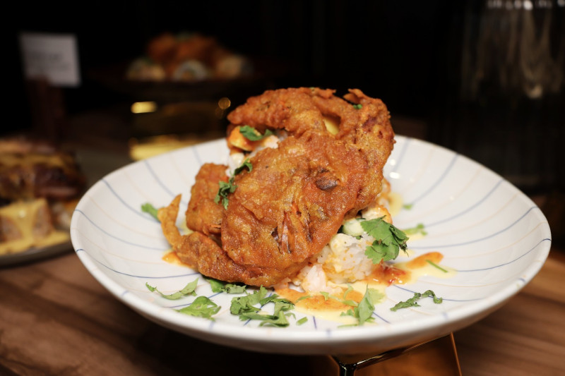 文青真的要衝，老銀行金庫竟有五國美食！天成文旅「叁四町」餐酒館推出火山卷多國料理，體驗在古金庫中穿越各國的美食旅程。