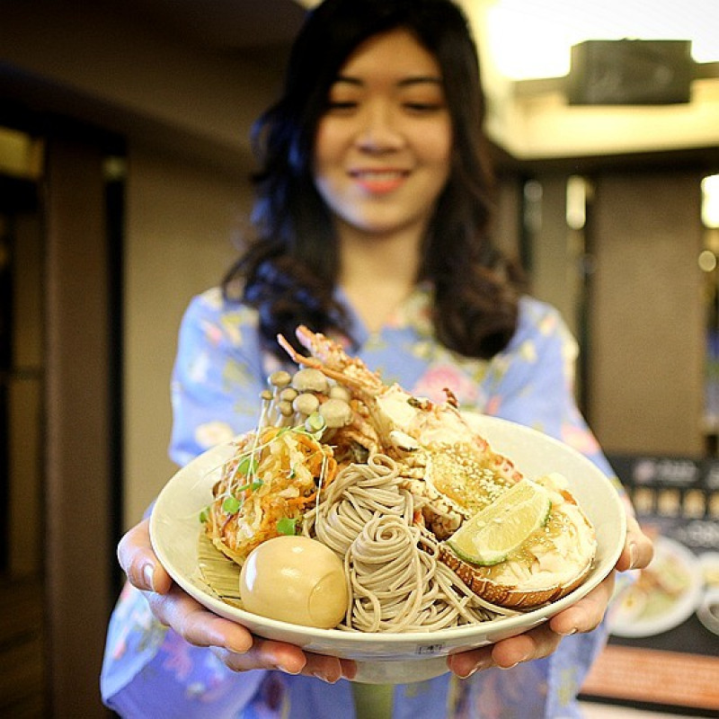 狠蝦，這碗冷麵居然有龍蝦！北投冷麵季清爽開場，12家餐廳即將聯合推出冷麵料理，再加碼推出買國外行程送北投溫泉住宿券，讓今年北投清涼一夏。