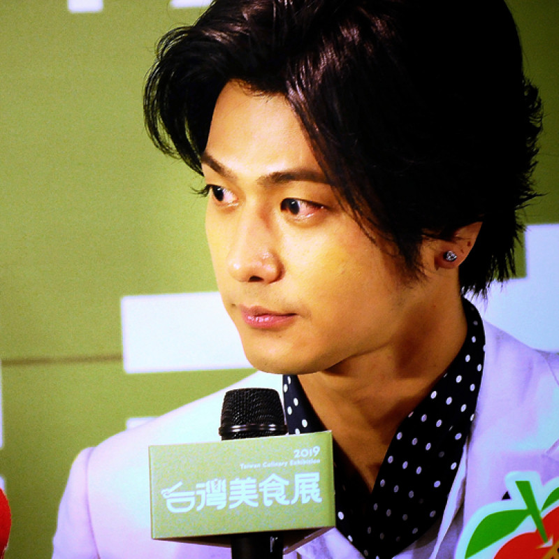 灑花，男神級日本主廚驚現台北！速水茂虎道來台宣傳「2019台灣美食展」，竟說這道台灣食材味道很優雅？並宣布於美食展期間舉辦個人見面會，粉絲們請盡速搶購門票。