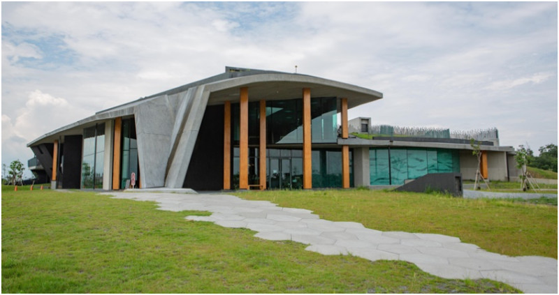 蔡明亮陪你過周末！2019壯圍沙丘藝遊秋季場推出「天外飛來電影」影展，11/2、3免費看蔡明亮策劃挑選6部經典老電影，一起走進老電影時光。