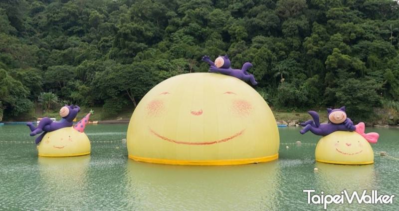 幾米漂浮月亮加碼展到明年元旦！快來「新店碧潭風景區」搶拍幾米地景藝術，同步體驗可移動式單車道，展開一個人的碧潭單車遊。